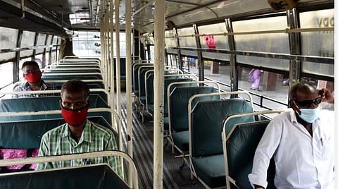 பேருந்துகளில் செல்லப் பயணிகள் வராததையடுத்து பேருந்தில் ஒரு சிலரை ஏற்றிச் சென்ற பேருந்துகள். | படங்கள்: எம்.சாம்ராஜ்