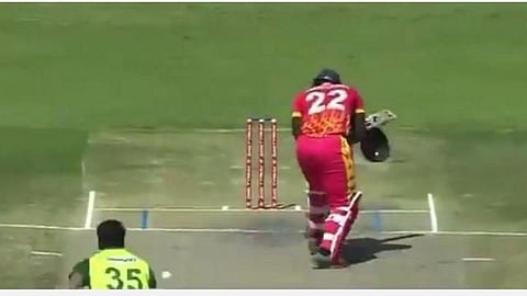 அர்ஷத் வீசிய பவுன்ஸரில் கமுகுகான்வேயின் ஹெல்மெட் உடைந்து தனியாக விழுந்த காட்சி | படம் உதவி: ட்விட்டர்.