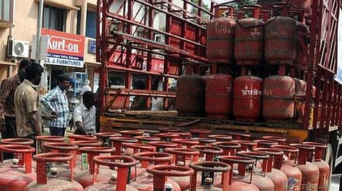 சிலிண்டர் விநியோகிக்க வரும் ஊழியர்கள் முகக்கவசம் அணியாமல் இருந்தால் வாடிக்கையாளர்கள் புகார் தெரிவிக்கலாம்: எண்ணெய் நிறுவன அதிகாரிகள் அறிவிப்பு