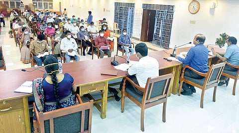 கரோனா தொற்று பரவல் தடுப்பு முன்னெச்சரிக்கை நடவடிக்கைகள் குறித்தும், வேலூர் மாவட்டத்தில் உள்ள அரசு, தனியார் மருத்துவமனை மருத்துவர்கள் மற்றும் அரசு அலுவலர்களுடன் கருத்துகேட்பு ஆலோசனை கூட்டம் மாவட்ட ஆட்சியர் அலுவலகத்தில் ஆட்சியர் சண்முகசுந்தரம் தலைமையில் நேற்று நடைபெற்றது. படம்: வி.எம்.மணிநாதன்.