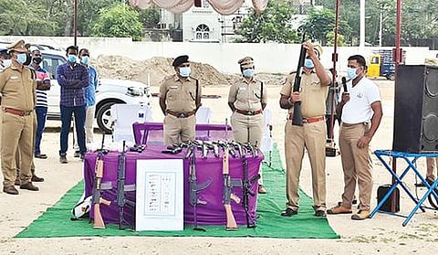 ராணிப்பேட்டையில் காவல் துறையினர் ஆயுதங்களை பாதுகாப்புடன் கையாள்வது குறித்த பயிற்சி மாவட்ட காவல் கண்காணிப்பாளர் டாக்டர் சிவகுமார் தலைமையில் நடைபெற்றது.