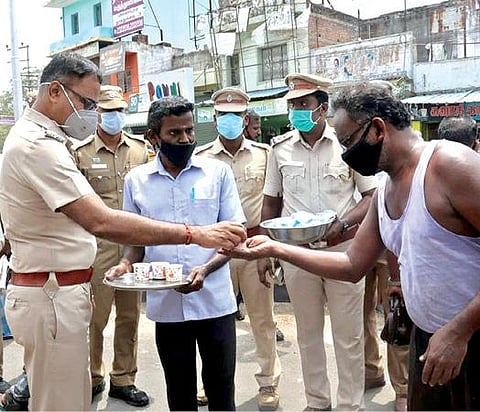 கரோனா ஊரடங்கு தொடர்பாக, தூத்துக்குடி குரூஸ் பர்னாந்து சிலை சந்திப்பில் காவல்துறை சார்பில் நடந்த விழிப்புணர்வு முகாமில் கபசுர குடிநீரை, மாவட்ட எஸ்பி ஜெயக்குமார் வழங்கினார். படம்: என்.ராஜேஷ்.