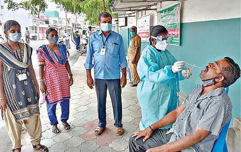 நாமக்கல் ஏஎஸ்.பேட்டையில் நகராட்சி சார்பில் நடைபெற்ற கரோனா சிறப்பு முகாமில் பொதுமக்களுக்கு சளி பரிசோதனை மேற்கொள்ளப்பட்டது.