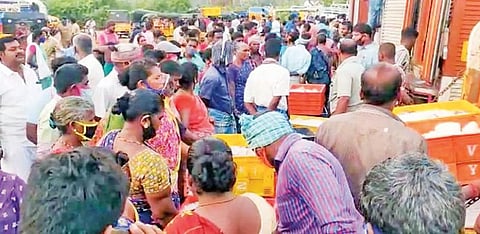 கடலூர் முதுநகர் அருகே காரைகாட்டில் மீன் வாங்க குவிந்த பொதுமக்கள்.