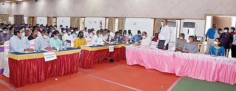 பட்டாபிராமில் உள்ள தனியார் கல்லூரியில் நடைபெற்ற வாக்கு எண்ணிக்கையில் ஈடுபடும் அதிகாரிகளுக்கு நடைபெற்ற பயிற்சி முகாமில் உரையாற்றுகிறார் மாவட்ட தேர்தல் அலுவலர் பொன்னையா.