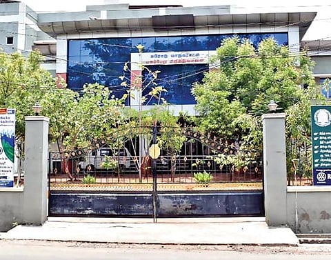 ஈரோடு காந்திஜி சாலையில் உள்ள மகப்பேறு மருத்துவமனையில் ஊழியர்கள் 2 பேருக்கு கரோனா தொற்று உறுதி செய்யப்பட்டதைத் தொடர்ந்து நேற்று மருத்துவமனை பூட்டப்பட்டது.