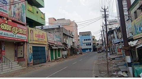 பொதுமுடக்கம் காரணமாக அனைத்து கடைகளும் மூடப்பட்டு மக்கள் நடமாட்டம் இன்றி காணப்படும் அரியலூர் கடைவீதி.