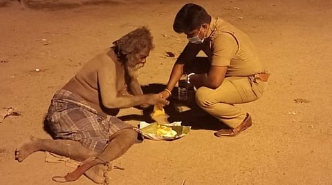சாலையோரம் உணவின்றி தவித்த முதியவர்; பசி போக்கிய காவல் உதவி ஆய்வாளர்: குவியும் பாராட்டு
