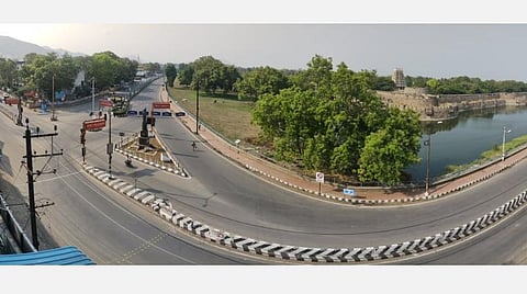 முழு ஊரடங்கு காரணமாக வேலூர் மாவட்டத்தில் ஆட்கள் நடமாட்டமின்றி வெறிச்சோடி காணப்பட்டசாலைகள். காட்பாடி ரயில் நிலையம் வெறிச்சோடி காணப்படுகிறது. முக்கிய சாலைகள் வழியாக காவலர்கள் ரோந்துப்பணியில் ஈடுபட்டனர். படங்கள். வி.எம். மணிநாதன்