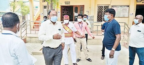 ஆம்பூரில் நடைபெற்று வரும் தூய்மைப்பணிகளை நேரில் ஆய்வு செய்த திருப்பத்தூர் மாவட்ட ஆட்சியர் சிவன் அருள்.