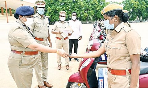 வேலூர் நேதாஜி விளையாட்டு மைதானத்தில் நடந்ந நிகழ்ச்சியில் பெண்கள் மற்றும் குழந்தைகளுக்கு எதிரான குற்றங்களை தடுப்பதற்காக ரோந்து செல்ல பெண் காவல் துறையினருக்கு இரு சக்கர வாகனத்தின் சாவியை வழங்கிய டிஐஜி காமினி. அருகில், மாவட்ட காவல் கண்காணிப்பாளர் செல்வகுமார் உள்ளிட்டோர்.