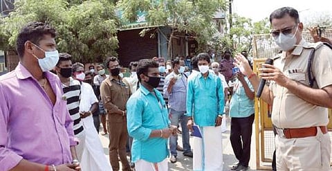 தூத்துக்குடி புதிய பேருந்து நிலையம் அருகே ஊரடங்கை மீறி சாலையில் சுற்றியவர்களுக்கு எஸ்பி ஜெயக்குமார் அறிவுரைகள் வழங்கினார்.