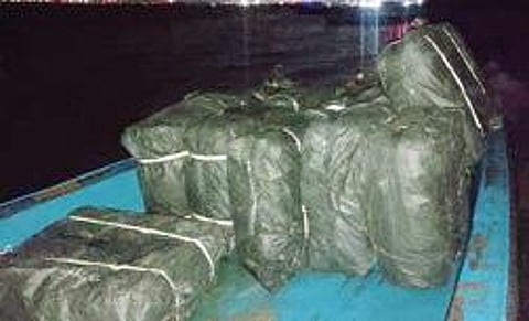 தூத்துக்குடியில் படகு மூலம் இலங்கைக்கு கடத்த முயன்ற போது, கியூ பிரிவு போலீஸாரால் பறிமுதல் செய்யப்பட்ட பொருட்கள்.