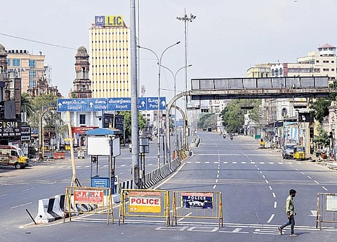 தமிழகம் முழுவதும் நேற்று முழு ஊரடங்கு அமல்படுத்தப்பட்டதையொட்டி, சென்னை அண்ணா சாலை வாகன போக்குவரத்து இன்றி வெறிச்சோடி காணப்பட்டது. படம்: பு.க.பிரவீன்