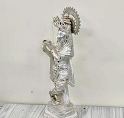 கீழ்பவானி வாய்க்காலில் கண்டெடுக்கப்பட்ட கிருஷ்ணர் சிலை.