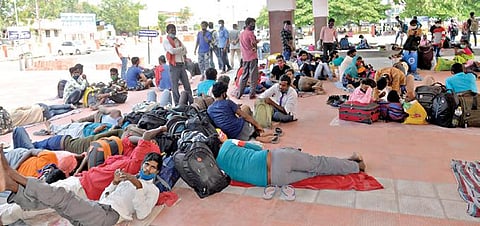 ஈரோடு ரயில்நிலையத்தில் சொந்த ஊர் திரும்ப காத்திருக்கும் வடமாநிலத் தொழிலாளர்கள்.
