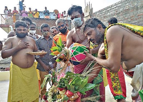 குமாரபாளையம் ஓம் காளியம்மன் கோயிலில் நேற்று வேத மந்திரங்கள் முழங்க கோபுரக் கலசங்களுக்கு புனித நீர் ஊற்றி கும்பாபிஷேகம் நடத்தப்பட்டது.
