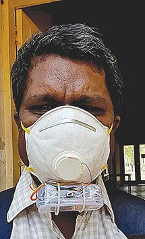 ஆக்சிஜன் முகக்கவசம் அணிந்துள்ள பேராசிரியர் ஆரோக்கியதாஸ்.