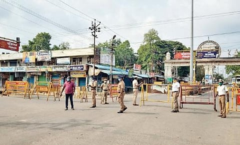பண்ருட்டி நான்கு முனை சந்திப்பில் போலீஸார் தடுப்பு கட்டை அமைத்து பாதுகாப்பு பணியில் ஈடுபட்டனர்.