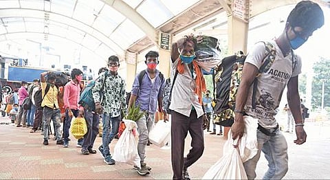 கரோனா பரவல் மற்றும் முழு ஊரடங்கு அச்சத்தால் கோவையில் இருந்து சொந்த ஊர் திரும்பும் வடமாநிலத் தொழிலாளர்கள்: அரசு நம்பிக்கையை ஏற்படுத்த வேண்டும் என எதிர்பார்ப்பு