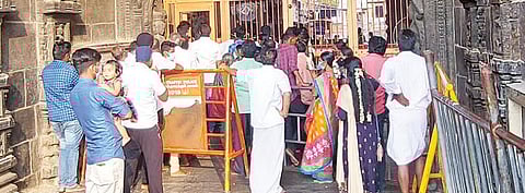 திருவண்ணாமலை அண்ணாமலையார் கோயில் முன்பு நேற்று திரண்ட மணமக்களின் உறவினர்கள்.