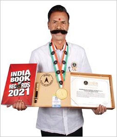 சான்றிதழுடன் கே.பத்மராஜன்