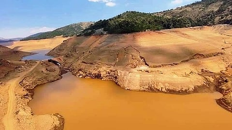 அப்பர் பவானி அணை நீரின்றி குட்டையாக காட்சியளிக்கிறது.