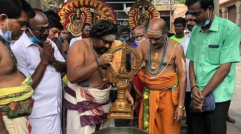 திருவண்ணாமலை அண்ணாமலையார் கோயிலில் சித்திரை வசந்த உற்சவத்தையொட்டி தீர்த்தவாரி நடைபெற்றது.