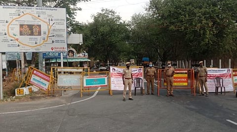 பாதுகாப்பில் ஈடுபட்டுள்ள காவல்துறையினர்.