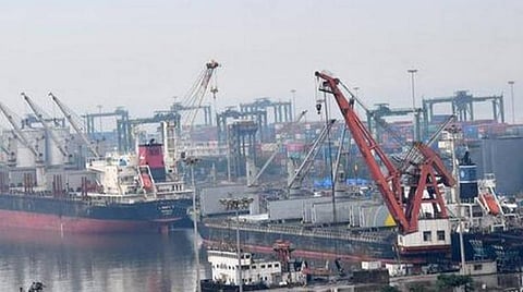 வெளிநாடுகளில் இருந்து கப்பல்களில் கொண்டு வரப்படும் ஆக்சிஜன்: துறைமுக கட்டணம் ரத்து