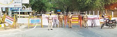 திருவண்ணாமலை கிரிவல பாதையில் பக்தர்களை தடுக்க கண்காணிப்பு பணியில் ஈடுபட்டுள்ள காவல் துறையினர்.