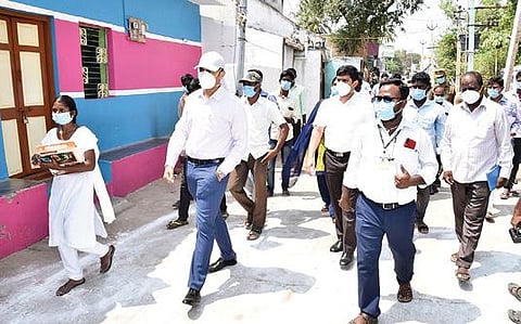 செங்கத்தில் கரோனா தொற்று பாதிக்கப்பட்ட பகுதிகளில் நேற்று ஆய்வு செய்த திருவண்ணாமலை மாவட்ட ஆட்சியர் சந்தீப் நந்தூரி.