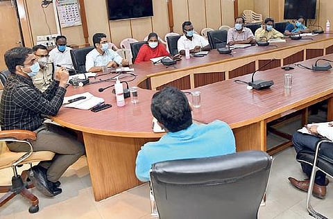 தூத்துக்குடியில் நடைபெற்ற வாக்கு எண்ணிக்கை தொடர்பான ஆலோசனை கூட்டத்தில் மாவட்ட தேர்தல் அலுவலரான ஆட்சியர் கி.செந்தில் ராஜ் பேசினார்.