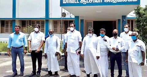 கர்நாடக ஆழ்கடல் பகுதியில் படகு உடைந்து மாயமான மீனவர்களை மீட்க வலியுறுத்தி நாகர்கோவிலில் மாவட்ட ஆட்சியர் அலுவலகத்தில் மனு அளிக்க வந்த மீனவ அமைப்பினர் மற்றும் மீனவர்களின் குடும்பத்தினர்.