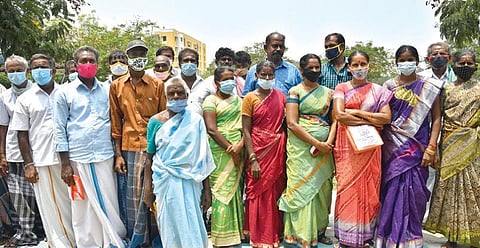 தூத்துக்குடி மாவட்ட ஆட்சியர் அலுவலகத்துக்கு புகார் மனு அளிக்க வந்த மேலக்கரந்தை கிராமத்தை சேர்ந்த விவசாயிகள். படம்: என்.ராஜேஷ்