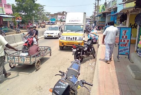கடையநல்லூரில் சாலையில் நடுவே தடுப்பு அமைக்கப்பட்டுள்ளது. (அடுத்த படம்) தடுப்பு அமைத்ததால் கடைகளுக்கு வரும் வாகனங்கள் சாலையோரத்தில் நிறுத்தப்படுகின்றன. இதனால் போக்குவரத்துக்கு இடையூறு ஏற்படுகிறது.