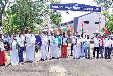 திருநெல்வேலி மாவட்ட ஆட்சியர் அலுவலகம் அருகில் ஆர்ப்பாட்டத்தில் ஈடுபட்ட புதிய தமிழகம் கட்சியினர்.