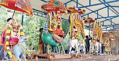 கும்பகோணம் அருகே திருக்கோடிக்காவல் திருக்கோடீஸ்வரர் கோயிலில் சித்திரை பெருவிழாவையொட்டி, நேற்று நடைபெற்ற தீர்த்தவாரியின்போது எழுந்தருளிய பஞ்சமூர்த்தி சுவாமிகள்.