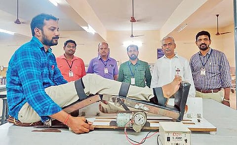 பக்கவாத நோயாளிகளின் கணுக்கால் இயக்கத்தை மேம்படுத்தும் கருவியை உருவாக்கிய வேலம்மாள் பொறியியல் கல்லூரி இயந்திரவியல் பேராசிரியர்கள்.