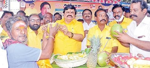 ராஜபாளையத்தில் அதிமுக சார்பில் பொதுமக்களுக்கு இளநீர் மற்றும் பழங்கள் வழங்கிய அமைச்சர் கே.டி. ராஜேந்திரபாலாஜி.