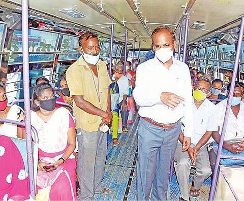 விழுப்புரத்திலிருந்து வளவனூர் சென்ற தனியார் பேருந்தில் ஆட்சியர் அண்ணாதுரை ஆய்வு மேற்கொண்டார்.