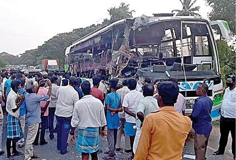 கூவத்தூர் அருகே ஈசிஆர் சாலையில் விபத்துக்குள்ளாகி உருக்குலைந்து காணப்படும் தனியார் பேருந்து.