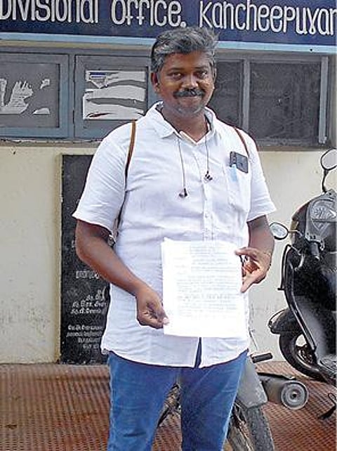 காஞ்சிபுரம் வருவாய் கோட்டாட்சியர் அலுவலகத்தில் மனு அளிக்க வந்த புதிய தலைமுறை மக்கள் கட்சியின் வேட்பாளர் மு.மேகநாதன்.