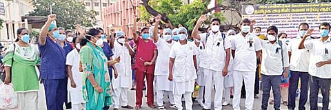 செங்கல்பட்டு அரசு மருத்துவமனையில், அரசின் கவனத்தை ஈர்க்கும் வகையில், நோயாளிகளுக்கு பாதிப்பு இன்றி போராட்டத்தில் ஈடுபட்ட செவிலியர்கள்.