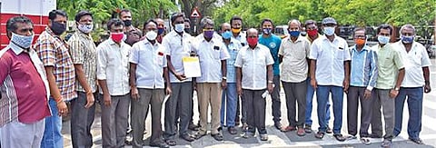 சலூன்களை திறக்க அனுமதி வழங்க வலியுறுத்தி, சேலம் ஆட்சியர் அலுவலகத்தில் மனு அளிக்க வந்த சேலம் மண்டல முடித்திருத்தும் தொழிலாளர்கள். படம்: எஸ்.குரு பிரசாத்