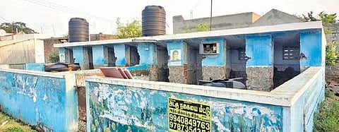 வாவிபாளையம் பகுதியில் மாற்று ஏற்பாடுகளின்றி கழிப்பறை பராமரிப்பு பணி: 15 நாட்களாக அவதிக்குள்ளாகும் மக்கள்