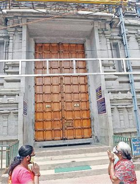 கோவை ரேஸ்கோர்ஸ் பகுதியில் வெறிச்சோடிக் காணப்பட்ட உடற்பயிற்சிக் கூடம். (அடுத்த படம்) கோவை அரசு மருத்துவமனை அருகே உள்ள உணவகத்தில் பார்சல் உணவு வாங்கிச் சென்ற வாடிக்கையாளர்கள். படங்கள் : ஜெ.மனோகரன்