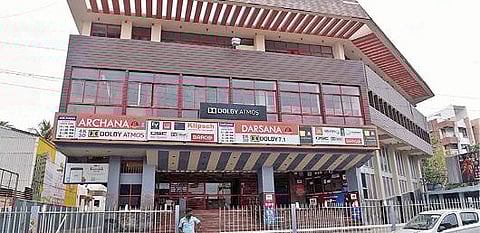 கோவை ஆர்.எஸ்.புரம் பகுதியில் மூடப்பட்டுள்ள திரையரங்கு.படம்: ஜெ.மனோகரன்