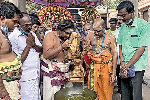 திருவண்ணாமலை அண்ணாமலையார் கோயிலில் சித்திரை வசந்த உற்சவத்தை யொட்டி தீர்த்தவாரி நேற்று நடைபெற்றது.