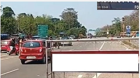 தேசிய நெடுஞ்சாலையில் தேவையற்ற சாலைத் தடுப்பால் விபத்து: அரசு, டிஜிபிக்கு உயர் நீதிமன்றம் நோட்டீஸ்